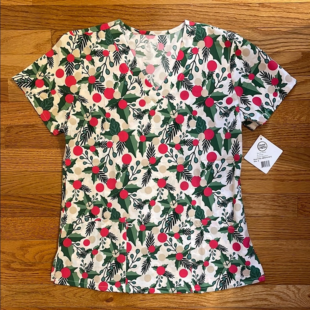 NWT Divine Stretch Mistletoe Print Scrub Top